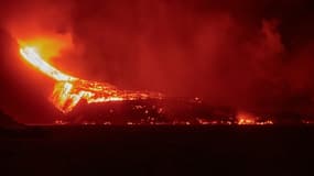 Une coulée de lave crachée par le volcan Cumbre Vieja tombe dans l'océan Atlantique à Tazacorte, sur l'île espagnole de La Palma, aux Canaries, le 30 septembre 2021