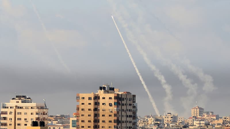 Des roquettes sont tirées de la ville de Gaza en direction d'Israël le 7 octobre 2023.