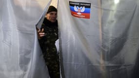 Un militant pro-russe à la sortie d'un bureau de vote à Donetsk.