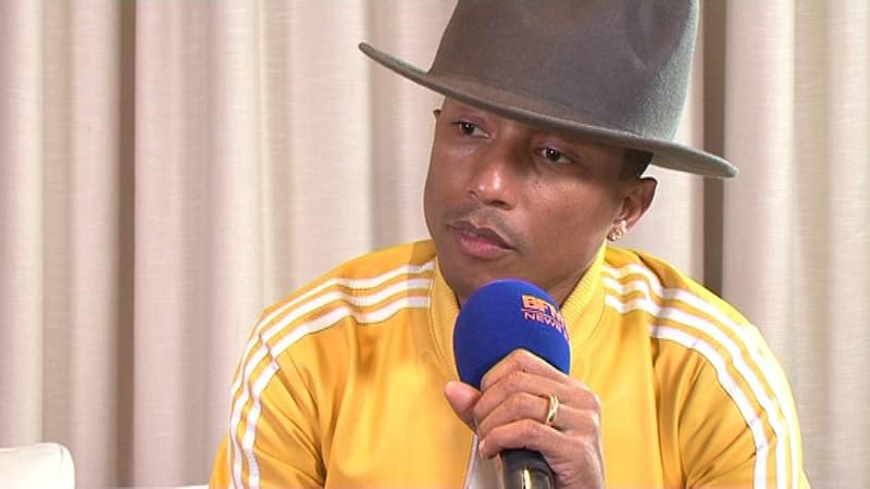 Pharrell Williams interviewé par BFMTV à Paris.