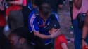 Le jeune Mathis consolant un supporter français après la finale de l'Euro 2016 de football