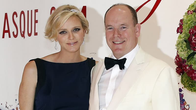 La princesse Charlène, accompagnée ici de son mari le prince Albert II de Monaco, s’apprête à donner naissance à des jumeaux. (Photo d'illustration, datant du mois d'août 2014)
