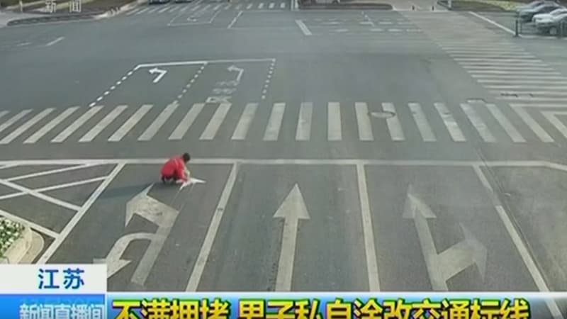 Un passant repeint les voies, le 27 septembre 2017 à Lianyungang en Chine.