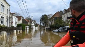 Un pompier intervient à Saint-Étienne-du-Mont, près de Boulogne-sur-Mer (Pas-de-Calais), le 5 novembre 2019