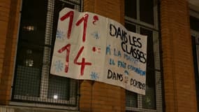 Une affiche est placardée sur le mur de l'école Pierre-Foncin dans le 20e arrondissement de Paris pour dénoncer la température dans l'établissement.