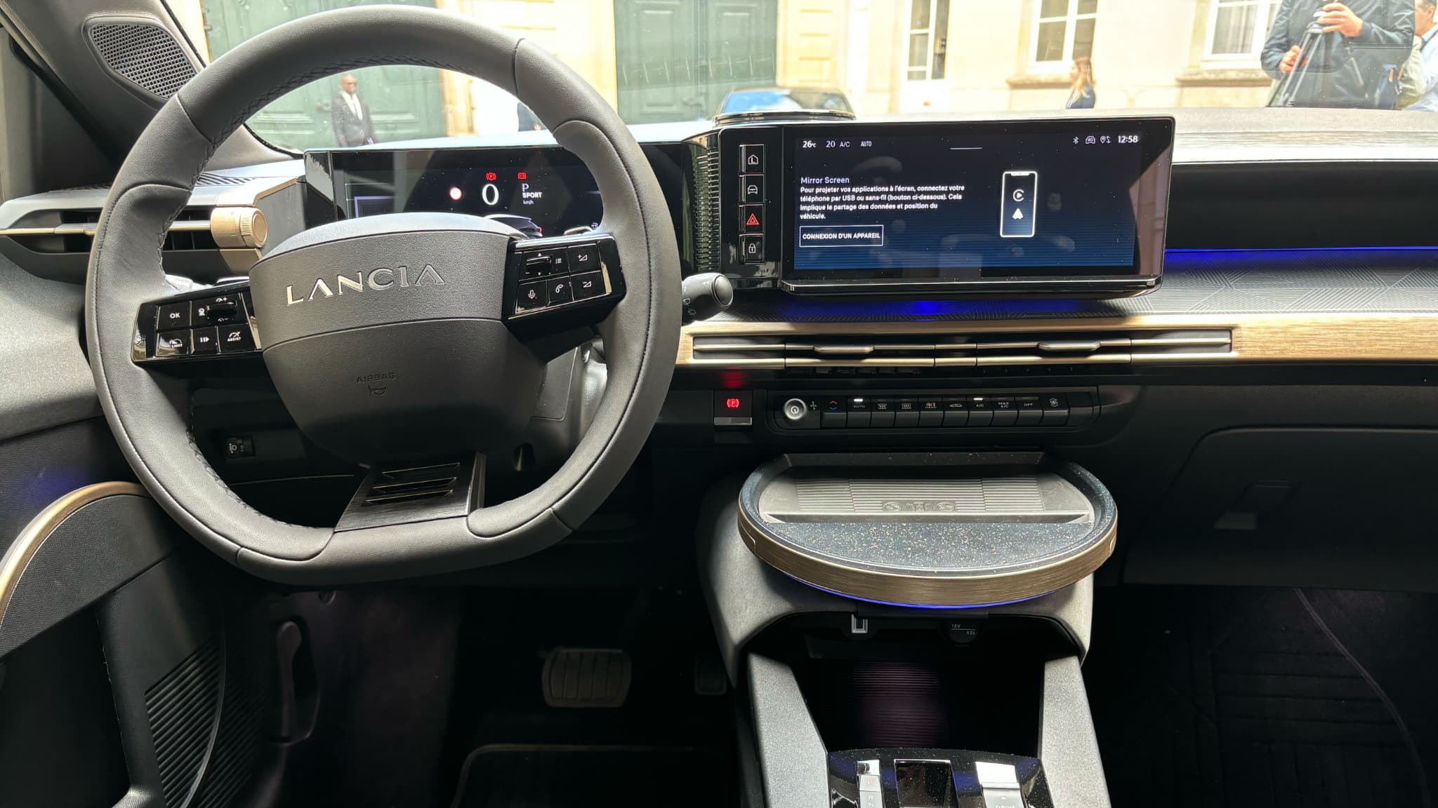 L'intérieur de la nouvelle Lancia Ypsilon, avec sa petite tablette à café sous la planche de bord, présentée à Paris le 4 juillet 2024 L'intérieur de la nouvelle Lancia Ypsilon, avec sa petite tablette à café sous la planche de bord, présentée à Paris le 4 juillet 2024