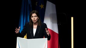 La candidate PS à la présidentielle  Anne Hidalgo (C) en meeting à Bordeaux le 26 février 2022