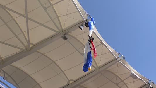 Le parachutiste accroché au toit du Stadium avant le match du Stade Toulousain en Champions Cup, 6 avril 2025