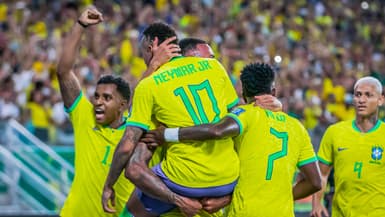 Neymar célèbre un but du Brésil avec Rodrygo et Vinicius Jr en octobre 2023