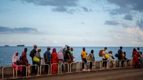 Des personnes font la queue pour prendre un ferry dans le port de Mamoudzou, sur le territoire français de Mayotte, dans l'océan Indien, le 17 décembre 2024, après que le cyclone Chido a frappé l'archipel.