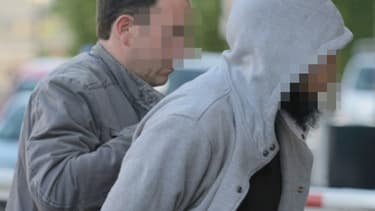 Alexandre, le jeune homme suspecté d'avoir agressé un militaire à la Défense emmené par la police ce mercredi