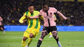 Le Parisien Nuno Mendes en duel avec le Nantais Kelvin Amian lors de Nantes-PSG le 22 avril 2025