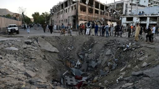 Cratère après l'attentat dévastateur au camion piégé qui a frappé mercredi 31 mai 2017 le quartier diplomatique de Kaboul