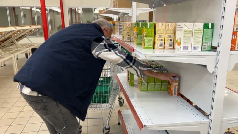 Un bénévole des Restos du cœur de Mulhouse (Haut-Rhin) prépare le nouveau local de l'association avant le lancement de la campagne d'hiver, fin novembre 2023.