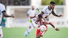 Henrique Silva prenant le dessus sur son adversaire dans les airs