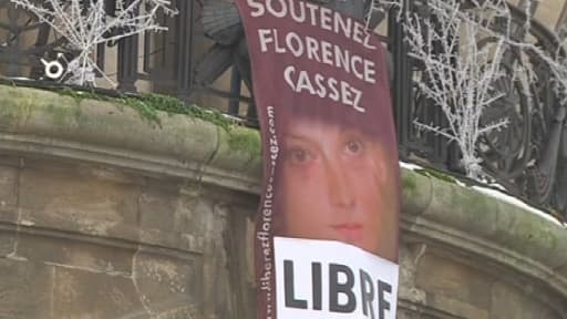 Sur le beffroi de Béthune, le mot "libre" barre désormais le drapeau de soutien à Florence Cassez.