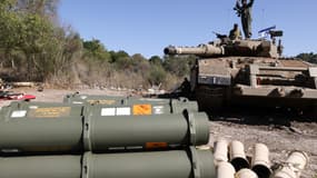Des soldats israéliens sur un char Merkava alors qu'ils occupent une position à la frontière avec le Liban, le 21 octobre 2023.