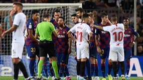 Les joueurs du Barça entourent l'arbitre
