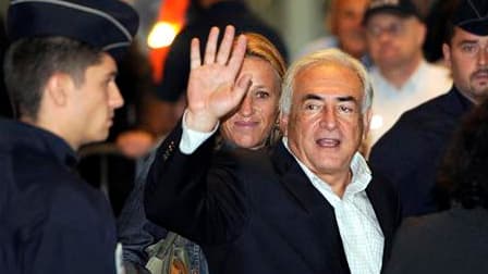 Dominique Strauss-Kahn à son arrivée à l'aéroport Charles-de-Gaulle, à Roissy. L'ancien directeur général du Fonds monétaire international (FMI) est arrivé dimanche matin à Paris en compagnie de son épouse Anne Sinclair, un retour très attendu qui marque