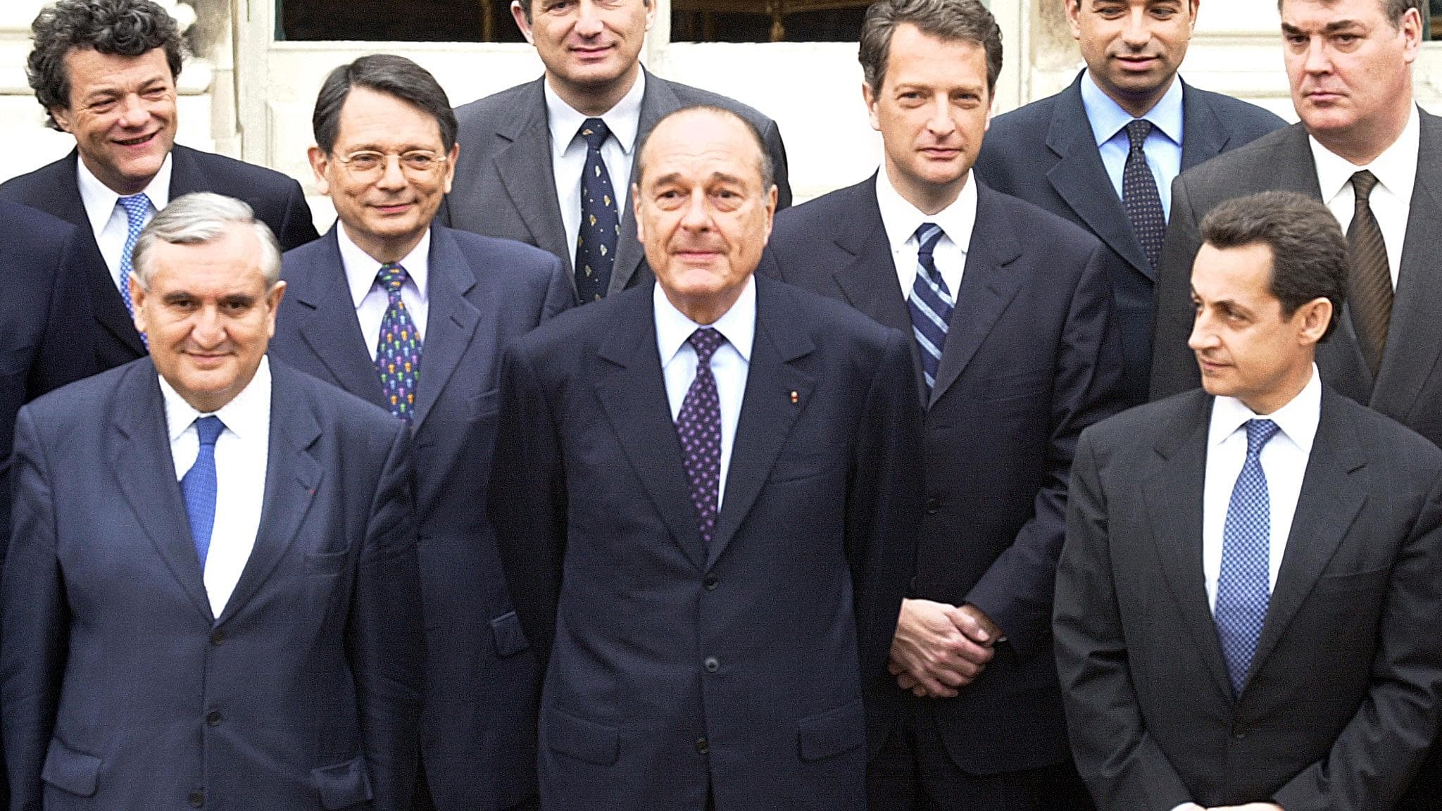 Jacques Chirac lors de la "photo de famille" du premier gouvernement Raffarin, avec le ministre de la Santé Jean-François Mattei (derrière Chirac à gauche), le 10 mai 2002. Jacques Chirac lors de la "photo de famille" du premier gouvernement Raffarin, avec le ministre de la Santé Jean-François Mattei (derrière Chirac à gauche), le 10 mai 2002.
