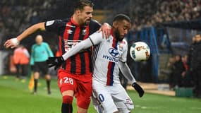 Alexandre Lacazette au duel avec Damien Da Silva
