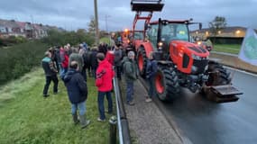 Des agriculteurs manifestent à Calais le 13 novembre 2023 pour demander des travaux après les inondations qui ont touché le Pas-de-Calais.