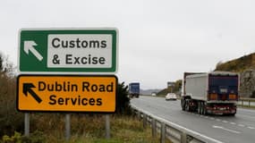 Ce panneau indique la direction d'un ancien bureau de douane sur une route près de Newry, en Irlande du Nord (image d'illustration)