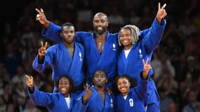 L'équipe de France de judo après avoir conquis l'or par équipe, JO de Paris 2024, 3 août 2024