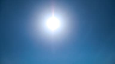 Un ciel radieux pendant la canicule photographiée depuis la commune d'Espedaillac dans le Lot le 11 août 2025.