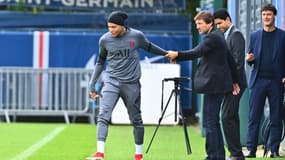 Kylian Mbappé et Leonardo, devant Nasser al-Khelaïfi, au Camp des Loges en septembre 2021