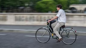 Un homme à vélo dans Paris.