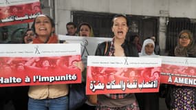 Des activistes tunisiennes, dont Amina Sboui (au centre) manifestent devant le tribunal le 31 mars 2014.