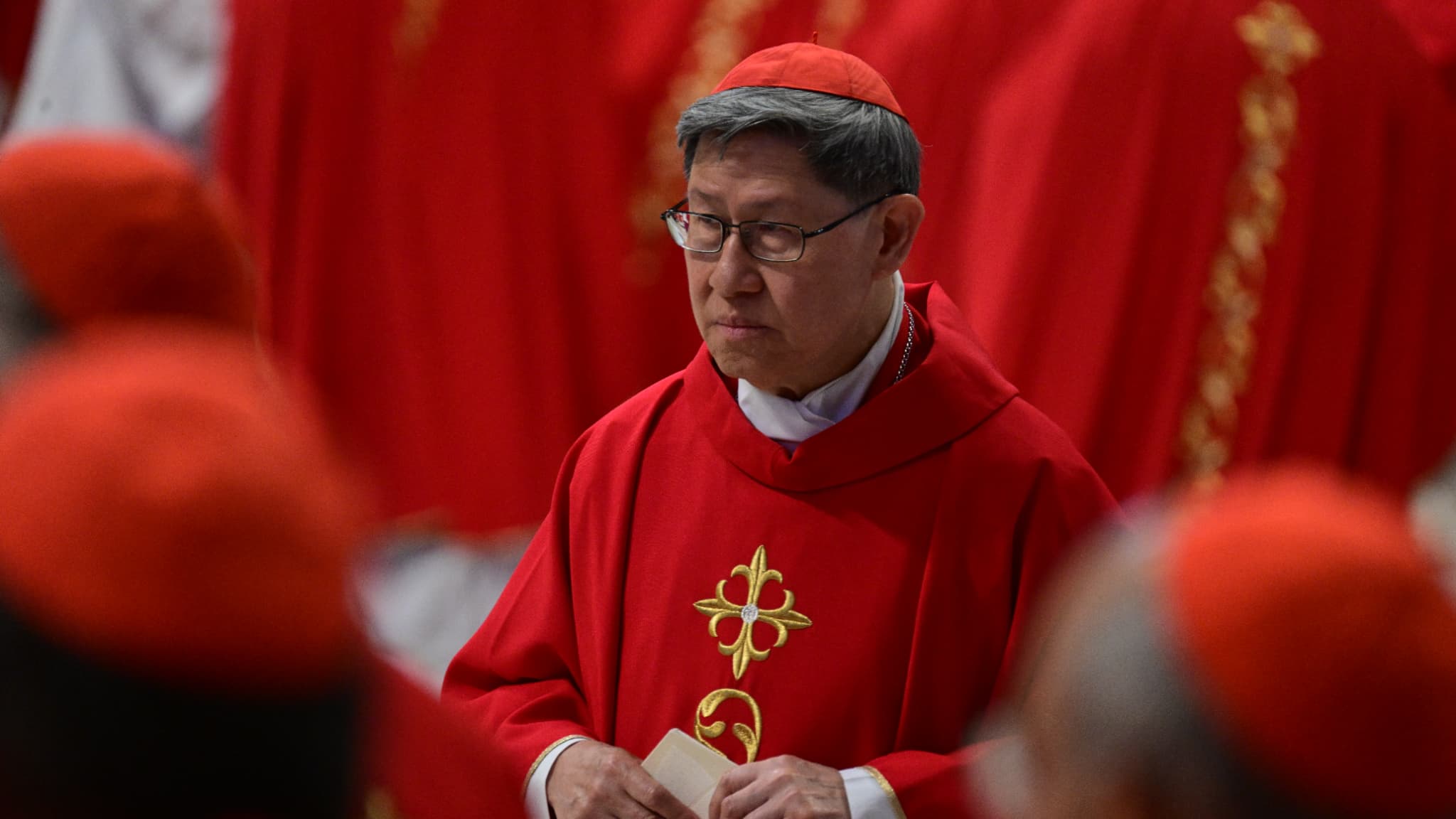 Le cardinal Luis Antonio Tagle assiste à une messe à la basilique Saint-Pierre du Vatican, le 30 avril 2025.