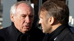 Le Premier ministre François Bayrou échange avec le président de la République Emmanuel Macron, le 7 janvier 2025 à Paris