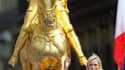 A Paris, Marine Le Pen sous la statue de Jeanne d'Arc, figure emblématique de l'extrême droite. Dans son discours du 1er-Mai, la présidente du FN a appelé les Français à rejoindre le camp de la liberté qu'elle voudrait incarner face à l'Europe de Bruxelle