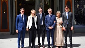 La famille Arnault lors de la réouverture de la Samaritaine le 21 juin 2021 (de gauche à droite Frédéric, Delphine, Antoine, Bernard, Hélène et Alexandre Arnault).