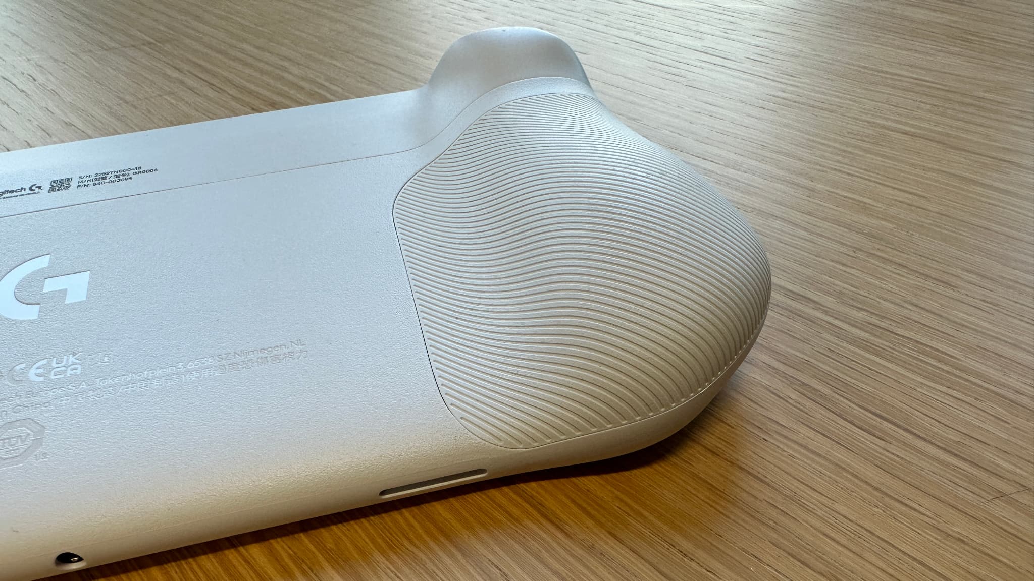 Les poignées striées pour éviter que la Logitech G Cloud glisse des mains Les poignées striées pour éviter que la Logitech G Cloud glisse des mains