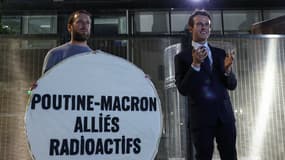 La statue de cire d'Emmanuel Macron déposée devant le siège d'EDF à Paris le 3 juin 2025.