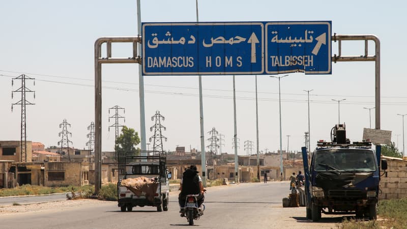 Des véhicules sur une route reliant Homs à Damas, le 3 août 2017 en Syrie.