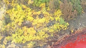 La rivière qui longe la ville de Norilsk en Russie est mystérieusement devenue rouge sang.