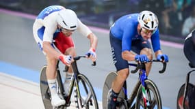 Benjamin Thomas derrière Elia Viviani lors de l'omnium aux JO de Paris, le 9 août 2024
