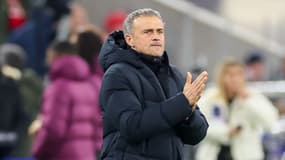 Luis Enrique se frotte les mains en marge d'un match du PSG, le 26 novembre 2024