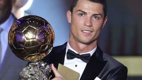 Cristiano Ronaldo avec le Ballon d'or 2013, à Zurich le 13 janvier 2014