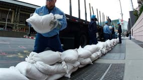 Pose de sacs de sable pour protéger les installations en sous-sol, à New York. L'ouragan Sandy pourrait être la plus grave tempête à jamais avoir frappé les Etats-Unis, dont elle devrait atteindre la côte est mardi matin, accompagnée de vents violents et