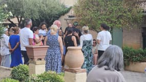 Des personnes rassemblées le 1er septembre 2024 à Vallauris (Alpes-Maritimes) pour l'hommage à Kamilya, 7 ans, violemment percutée par une motocross.
