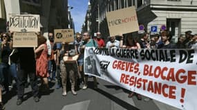 Environ 150 personnes manifestent près du siège de La République en marche (LREM) à Paris le 28 juillet 2018 pour "aller chercher Macron", dix jours après le début de l'affaire Benalla