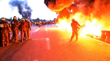 Le gouvernement a envoyé les forces de l'ordre pour débloquer le dépôt de carburants de Douchy-les-Mines, dans le Nord, le 25 mai 2016.