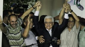 Le président palestinien Mahmoud Abbas, entouré de certains des prisonniers libérés, mercredi 14 août.