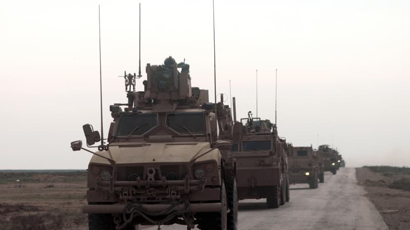 Des camions évacuent des dizaines de personnes dans la région de Deir es-zor, en Syrie, le 21 février 2019.