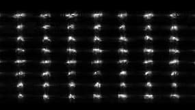 Un collage de 72 images de l'astéroïde 2012 DA-14, filmé par la Nasa.